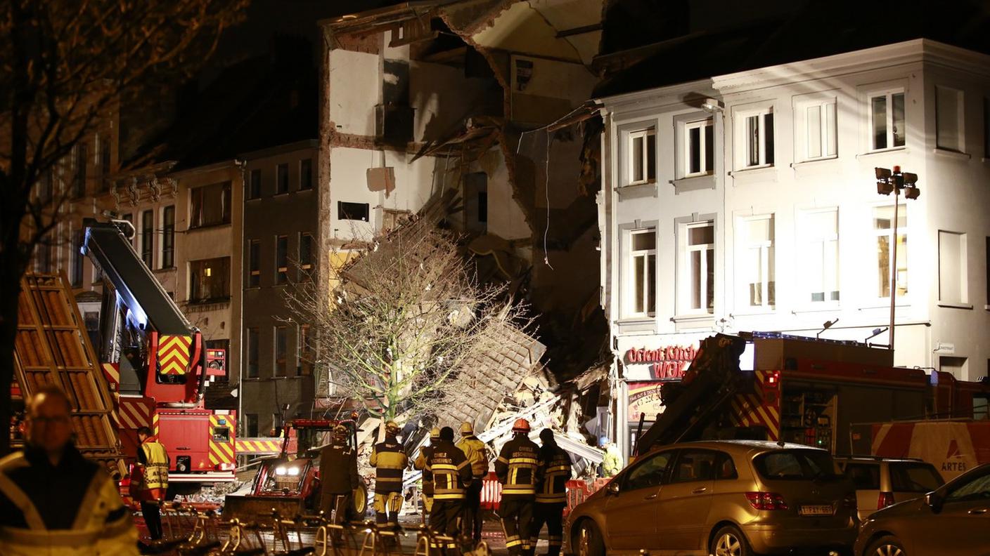 Il palazzo devastato dall'esplosione avvenuta lunedì in serata ad Anversa
