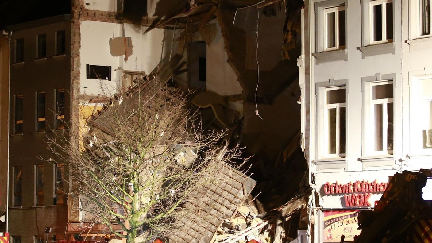 La deflagrazione ha disintegrato buona parte dell'edificio che ospita un ristorante italiano