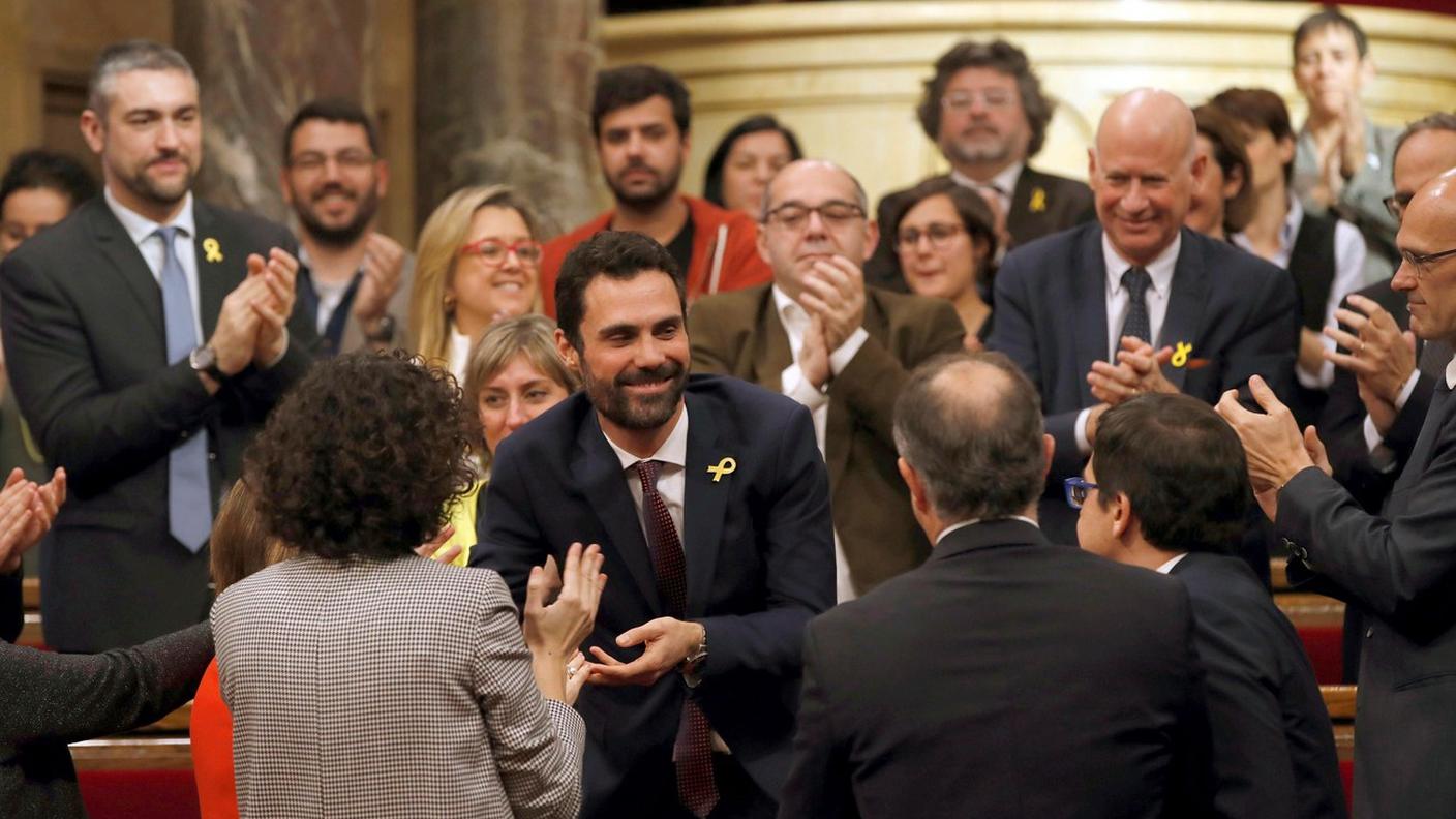 Roger Torrents, al centro, congratulato dai colleghi per l'elezione a presidente