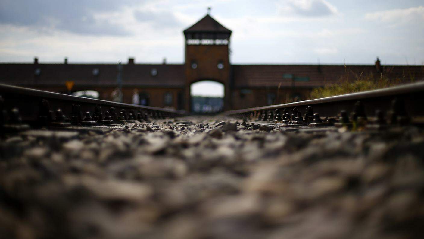 L'entrata del campo di concentramento di Auschwitz-Birkenau creato dai nazisti nelle vicinanze di Oświęcim