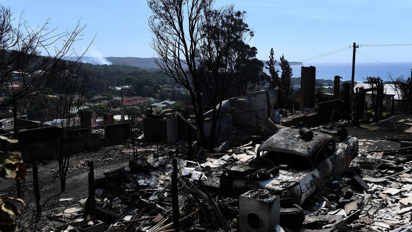 Quel che resta di un quartiere di Tathra dopo l'incendio che ha devastato il villaggio domenica