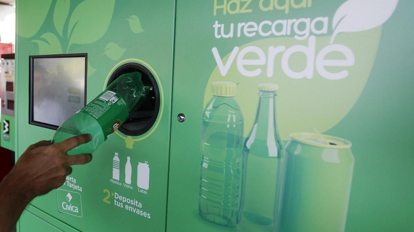 L'apparecchio colombiano che ricicla lattine e bottiglie in cambio di ticket della metro