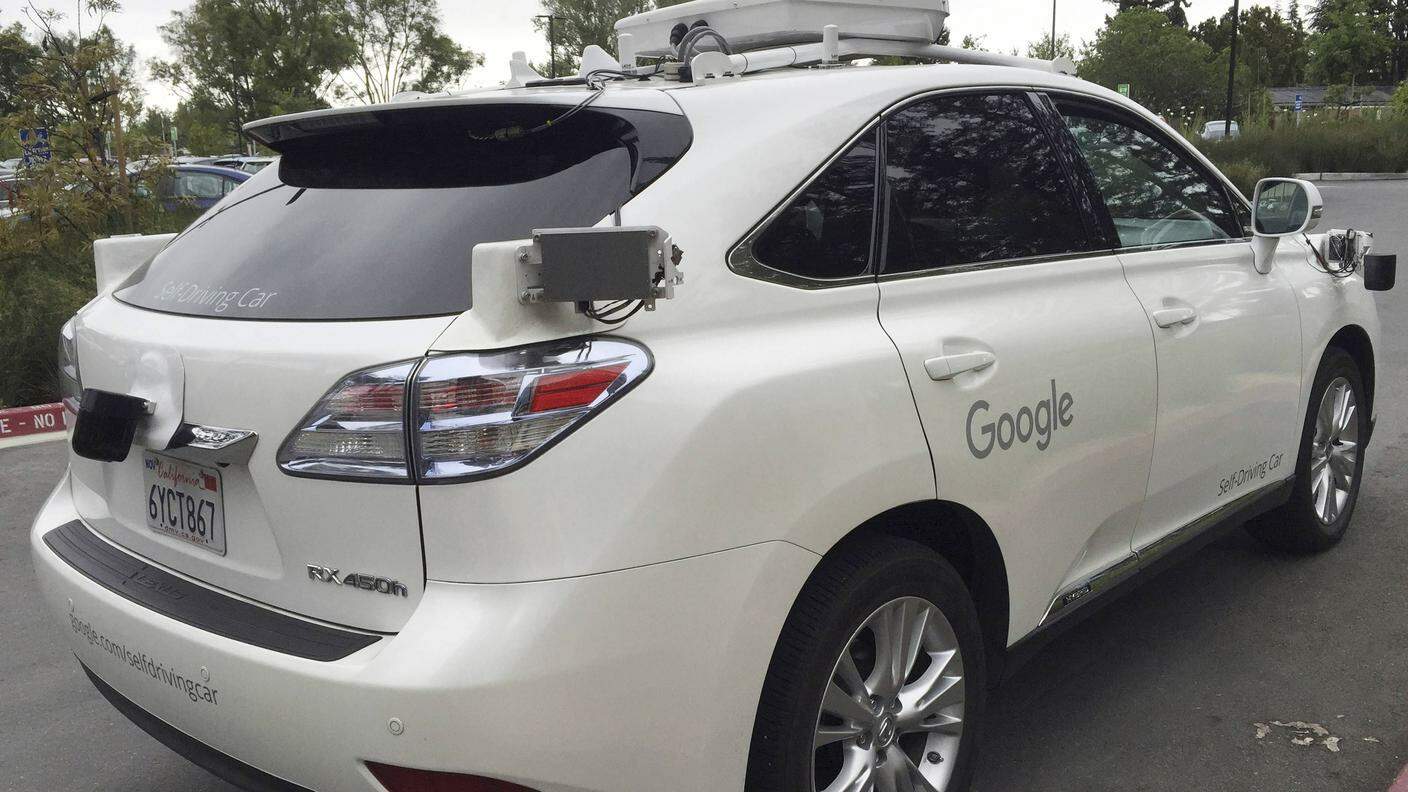 Una Lexus RX a guida autonoma di Google durante un test su strada nel 2016