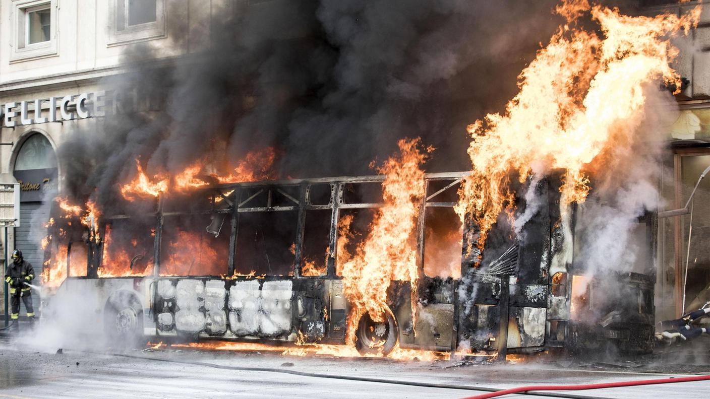 L'autobus ha preso fuoco martedì mentre viaggiava nel pieno centro di Roma