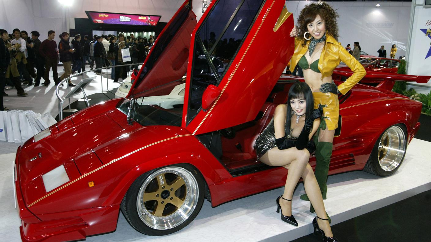 Una Lamborghini Countach simile a questa era nel garage aperto dal giovane