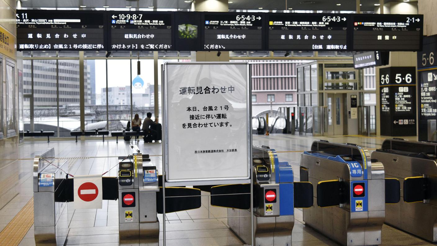 Il tifone ha provocato l'interruzione di diverse linee ferroviarie