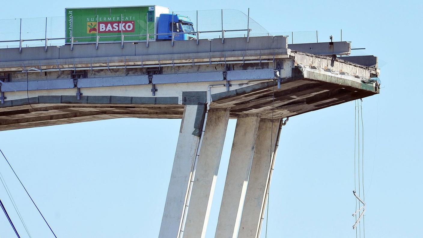 Un camion a pochi metri dal baratro, subito dopo il crollo del viadotto Morandi, a Genova