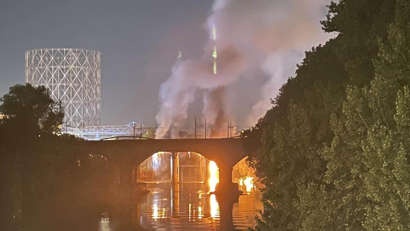 Un'immagine del rogo divampato nella notte