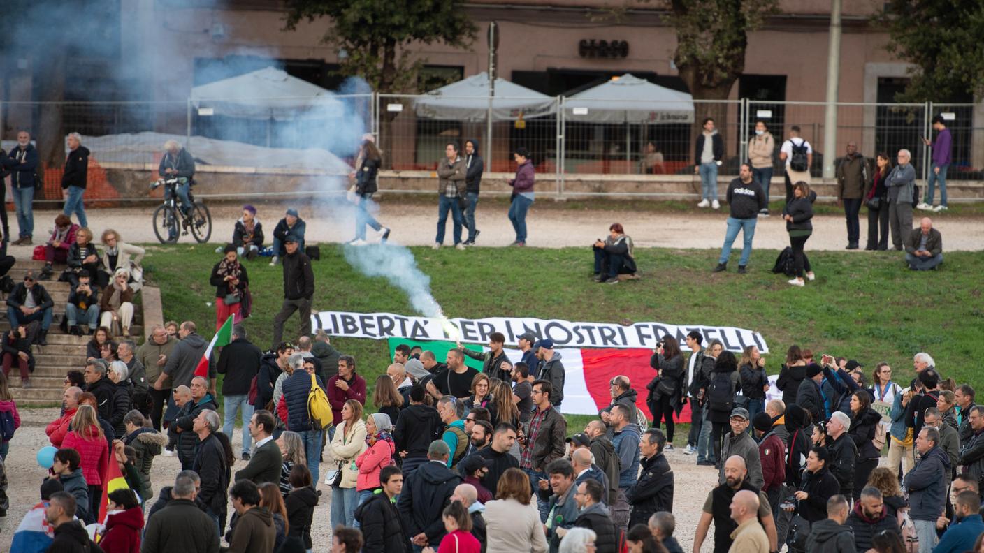 A Roma in centinaia in piazza contro la misura restrittiva