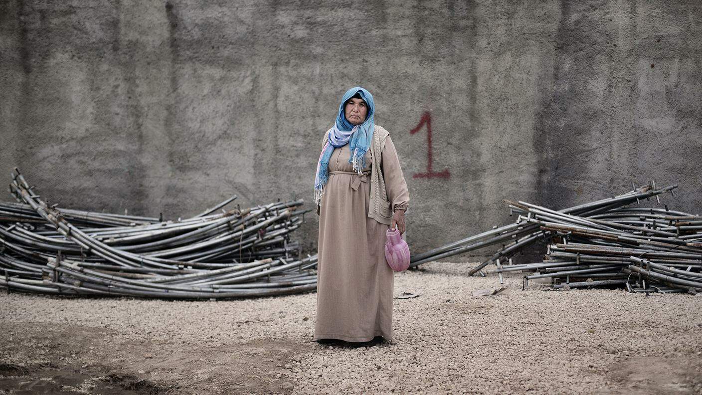 Una donna scappata dall’assedio di Kobanê cerca acqua in uno dei campi rifugiati auto-gestiti dalla comunità curda nel sudest della Turchia - Suruç, marzo 2015 