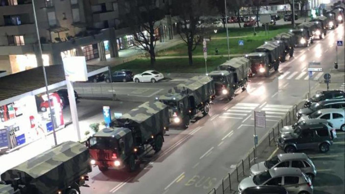 La lunga fila di camion dell'esercito per portare fuori i morti da Bergamo