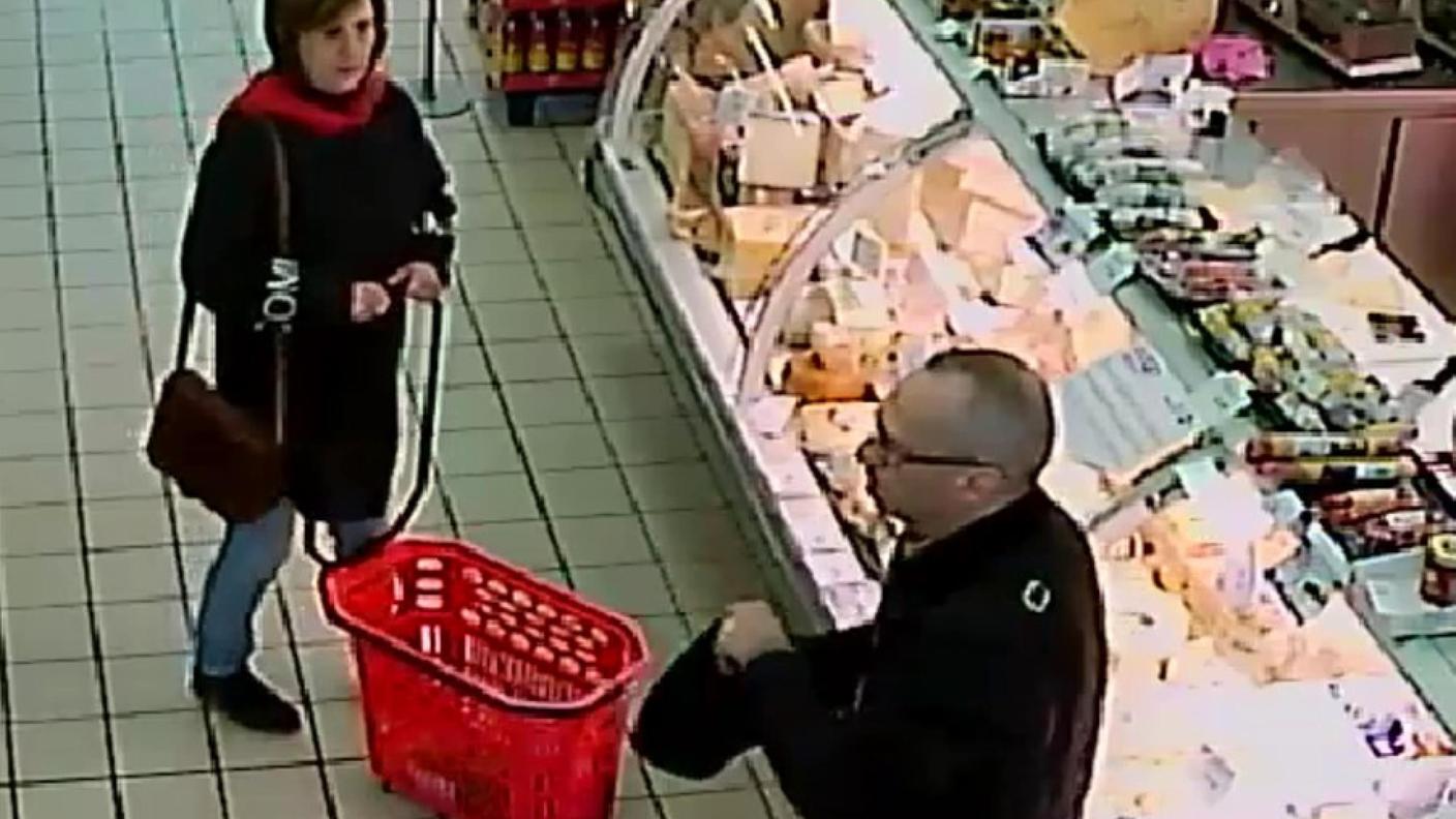 Laura Bonafede, figlia del boss di Campobello di Mazara, e Matteo Messina Denaro parlano al supermercato il 14 gennaio del 2023, due giorni prima dell'arresto del boss