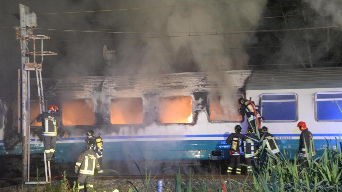 I pompieri in azione per spegnere l'incendio
