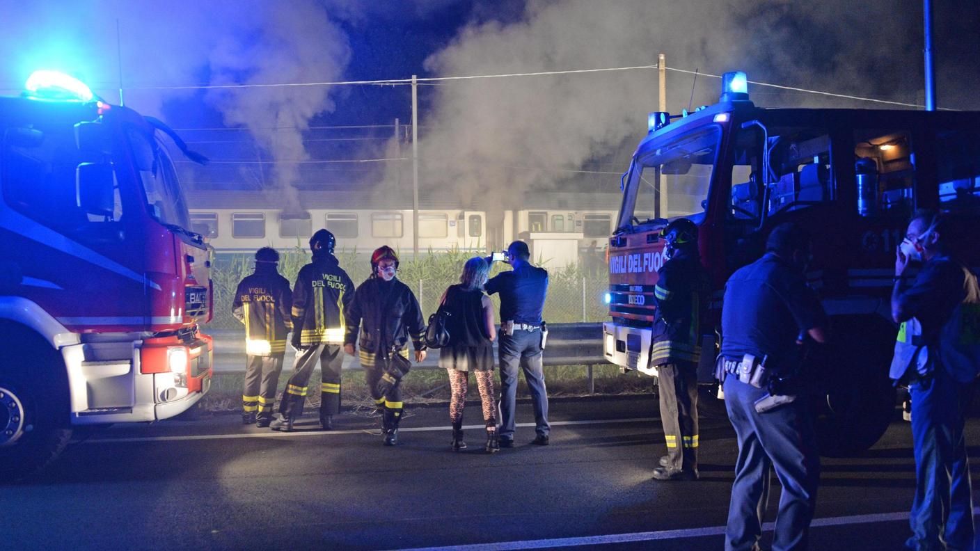 I pompieri in azione per spegnere l'incendio