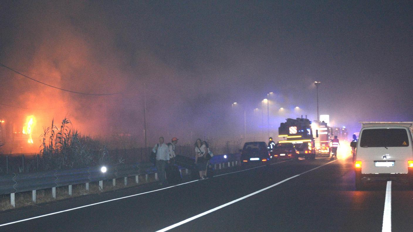 I pompieri in azione per spegnere l'incendio