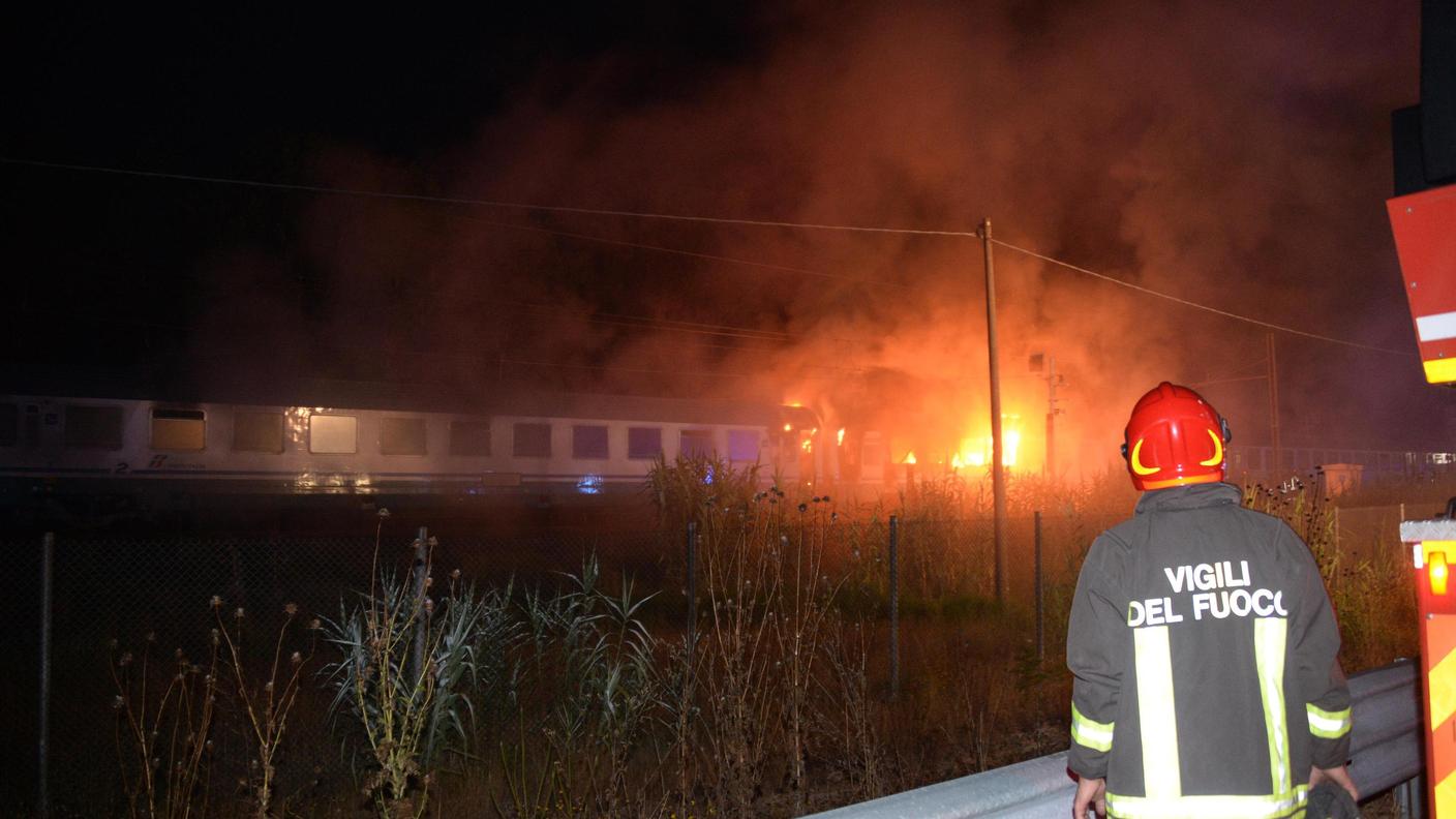 I pompieri in azione per spegnere l'incendio