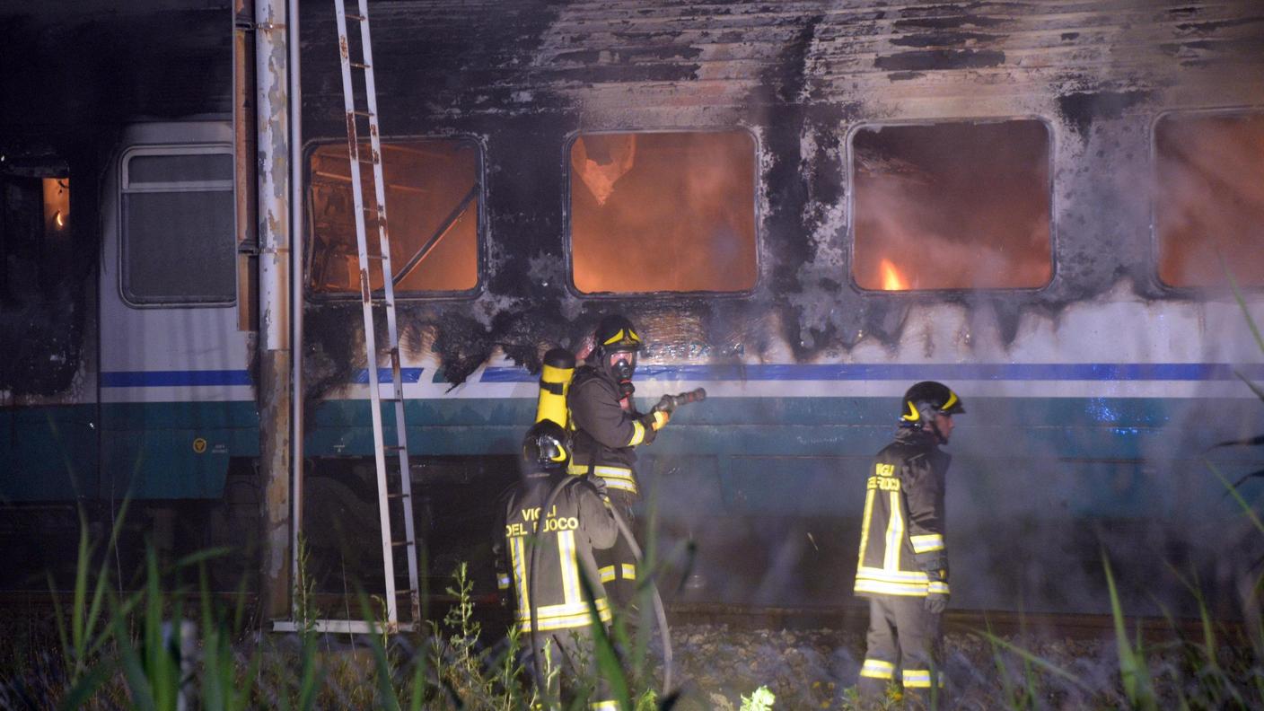 I pompieri in azione per spegnere l'incendio