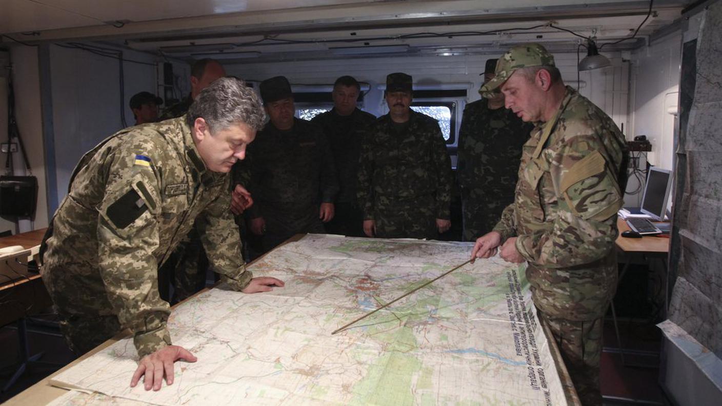 Petro Poroshenko al fronte; la pace sembra ancora lontana