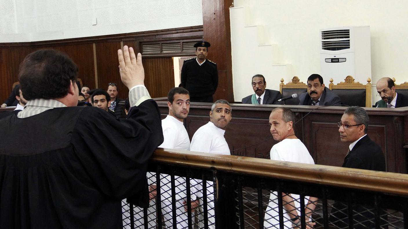 I tre reporter Baher Mohamed, Mohamed Fahmi e Peter Greste in tribunale