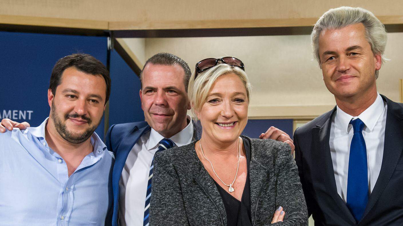 Euroscettici in posa, da sinistra: Matteo Salvini (Lega/Italia), Harald Vilimsky (FPÖ/Austria), Marine Le Pen (Front National/Francia) e Geert Wilders (PVV/Olanda)
