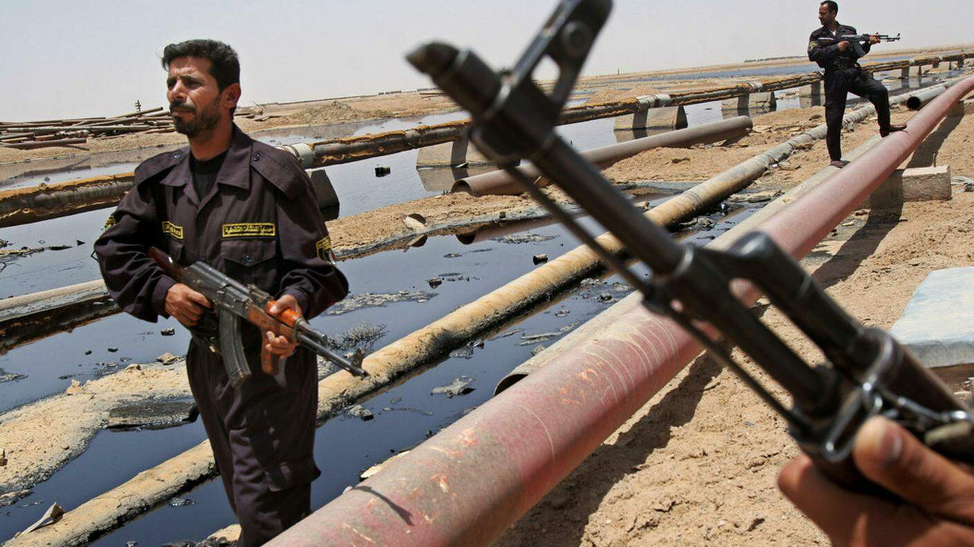Forze regolari irachene presidiano un oleodotto