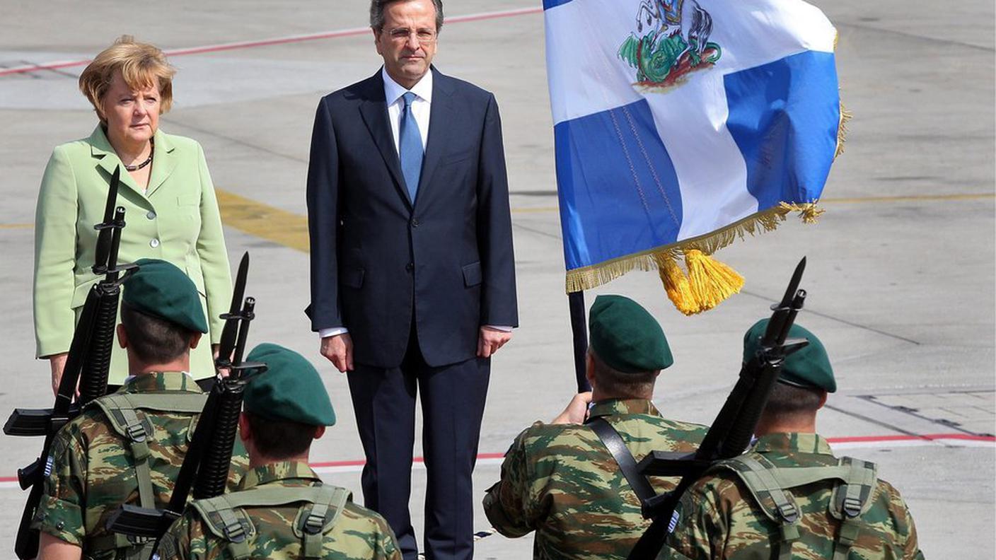 Angela Merkel accolta all'aeroporto dal premier greco Antonis Samaras