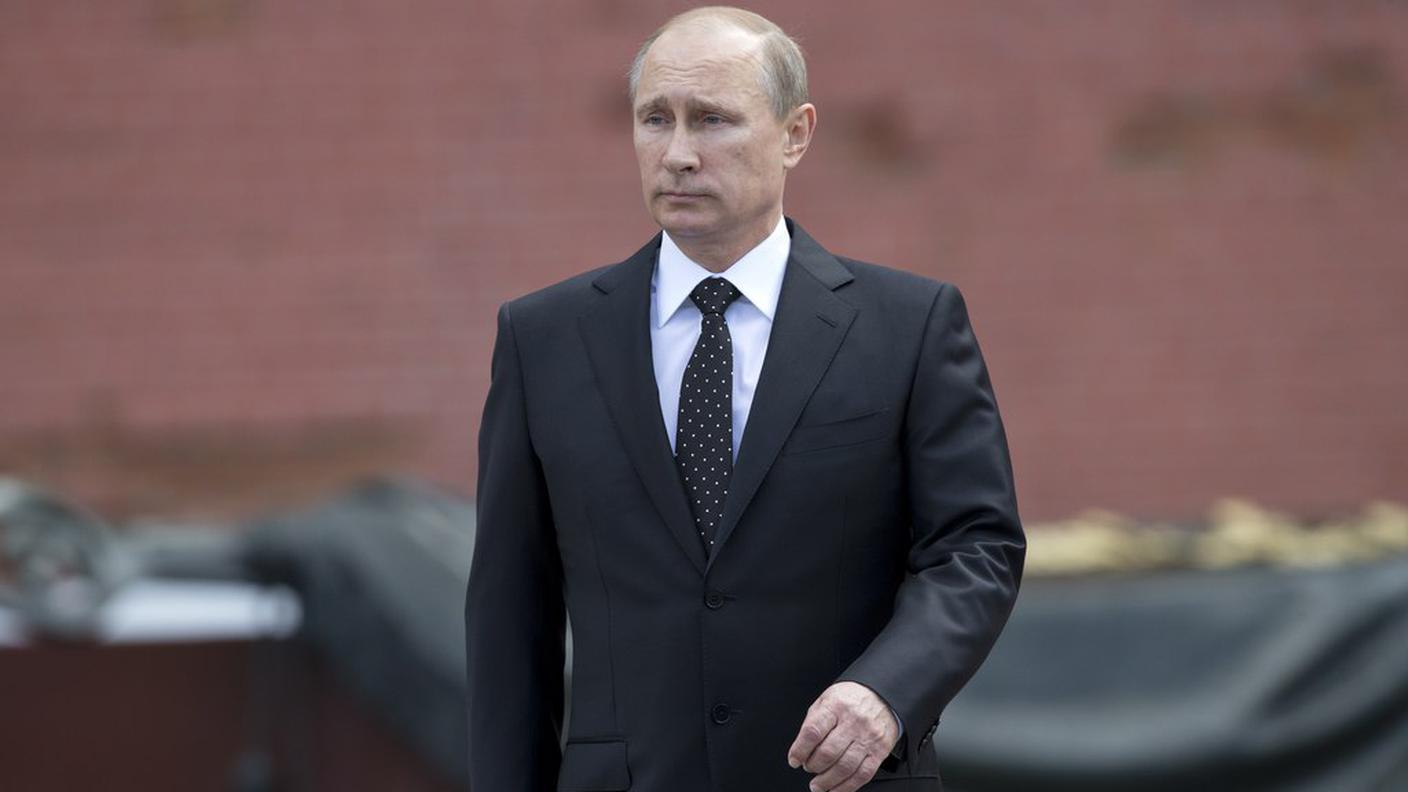 Vladimir Putin in visita alla tomba del milite ignoto, a Mosca