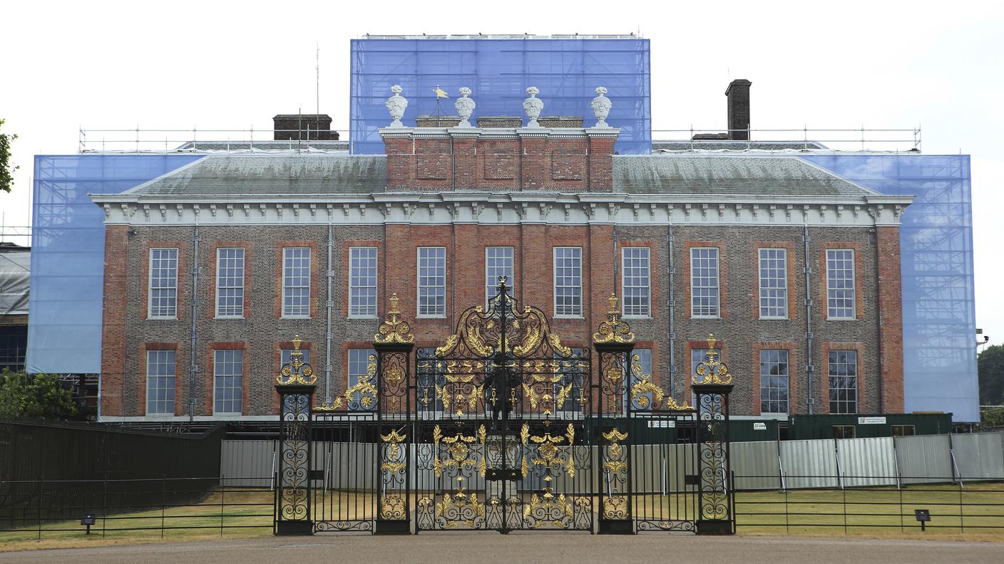 Lavori in corso a Kensington Palace (il cancello è già stato dipinto)