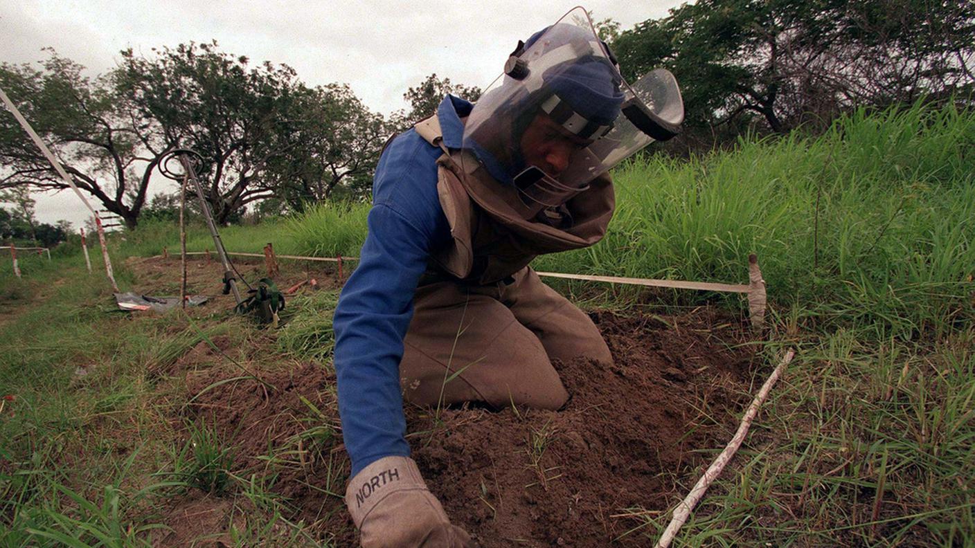 Uno sminatore al lavoro in Mozambico