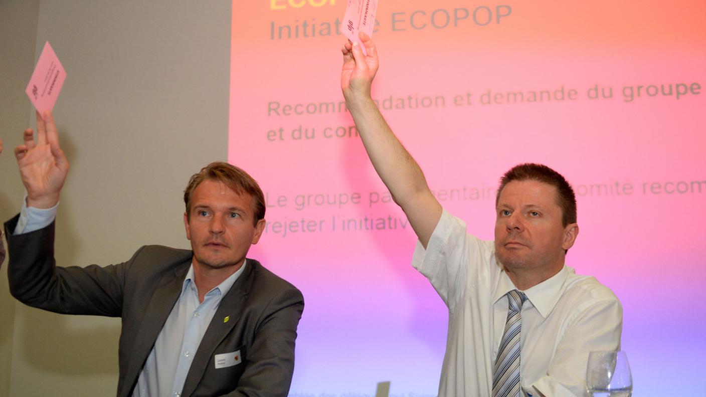 Il presidente dei Verdi liberali Martin Bäumle (a destra) e il vicepresidente Laurent Seydoux, nel corso delle votazioni nell'assemblea dei delegati a Zugo