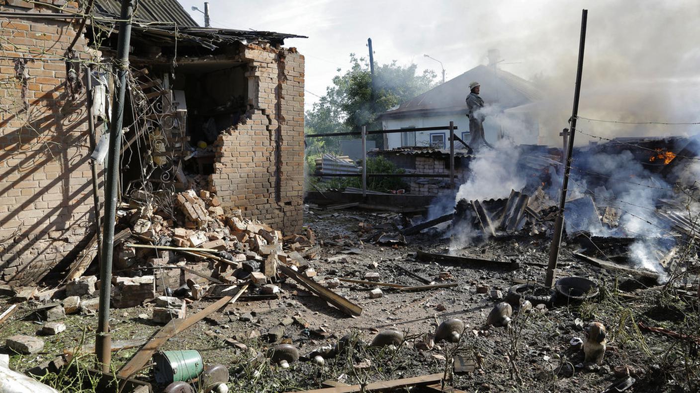 Una casa distrutta dai bombardamenti dei regolari ucraini