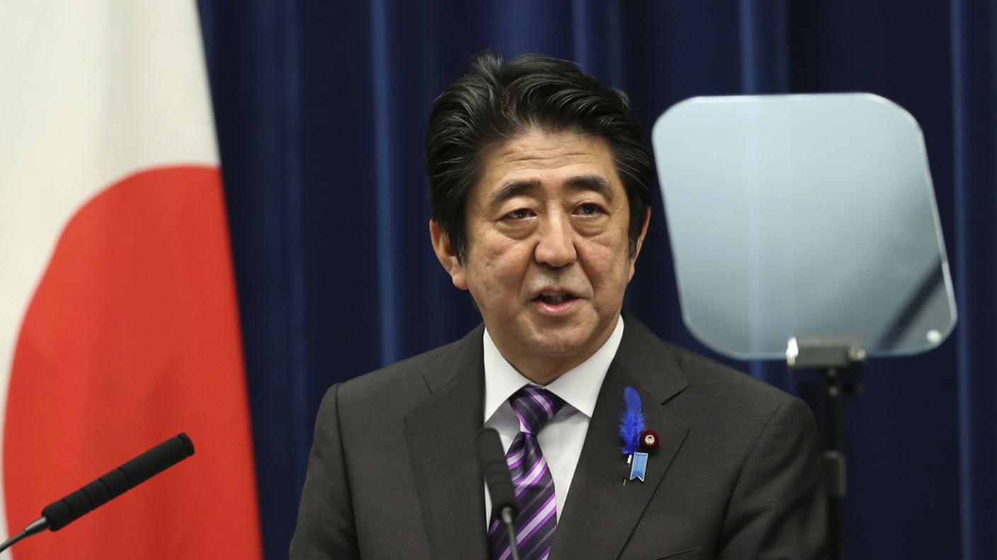 Il premier Shinzo Abe, mentre espone in conferenza stampa la svolta decisa in materia di difesa