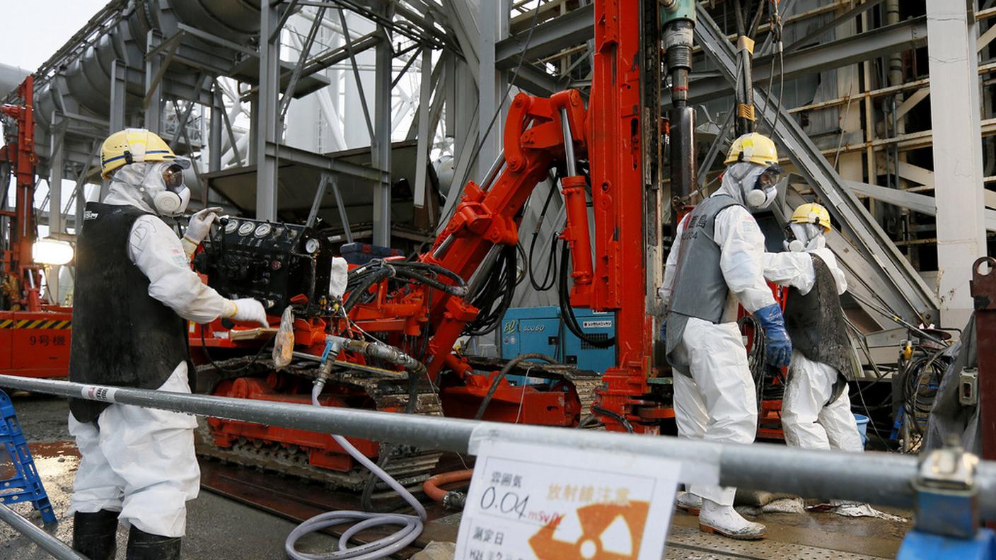 Tecnici della Tepco verificano lo stato della centrale dopo le scosse 