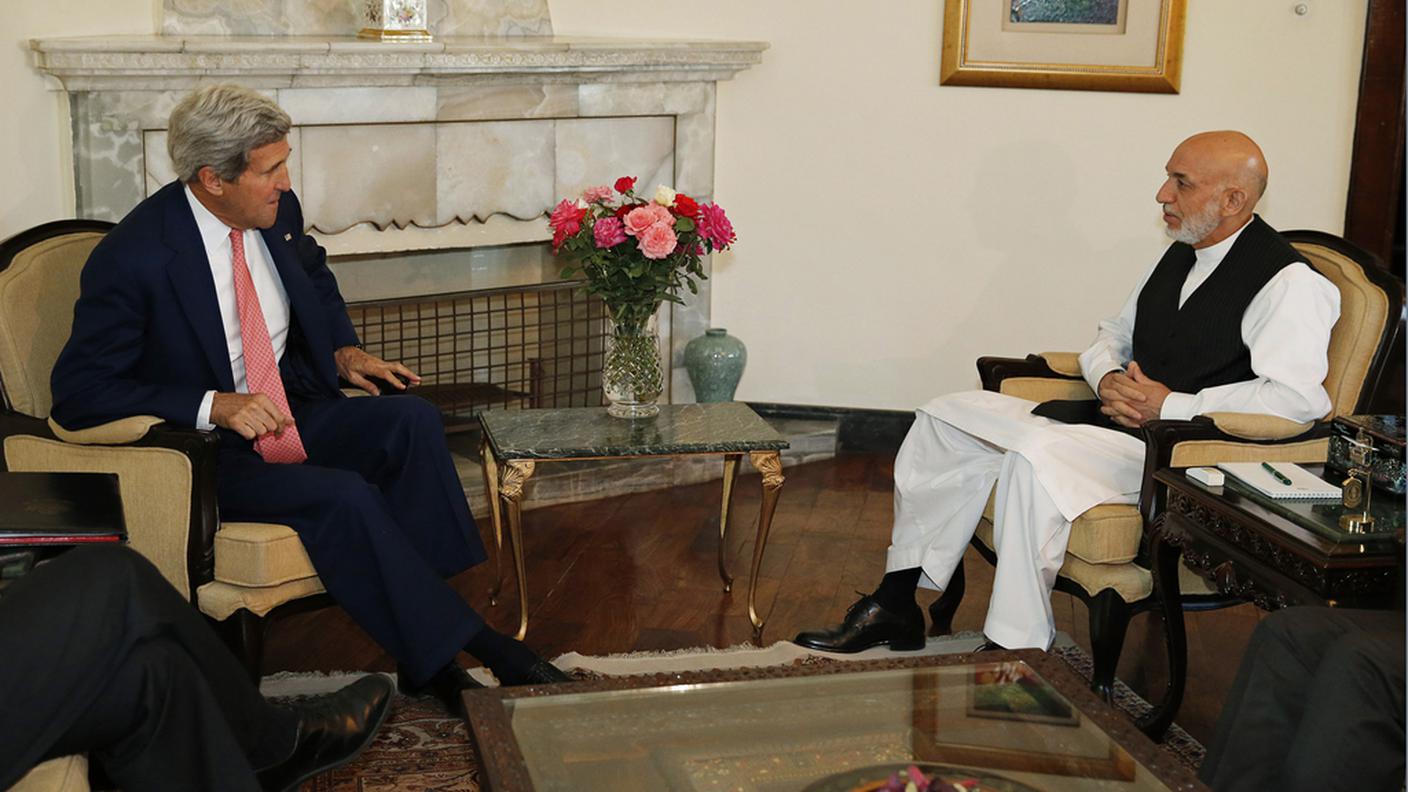L'incontro di sabato tra John Kerry e Hamid Karzai a Kabul 