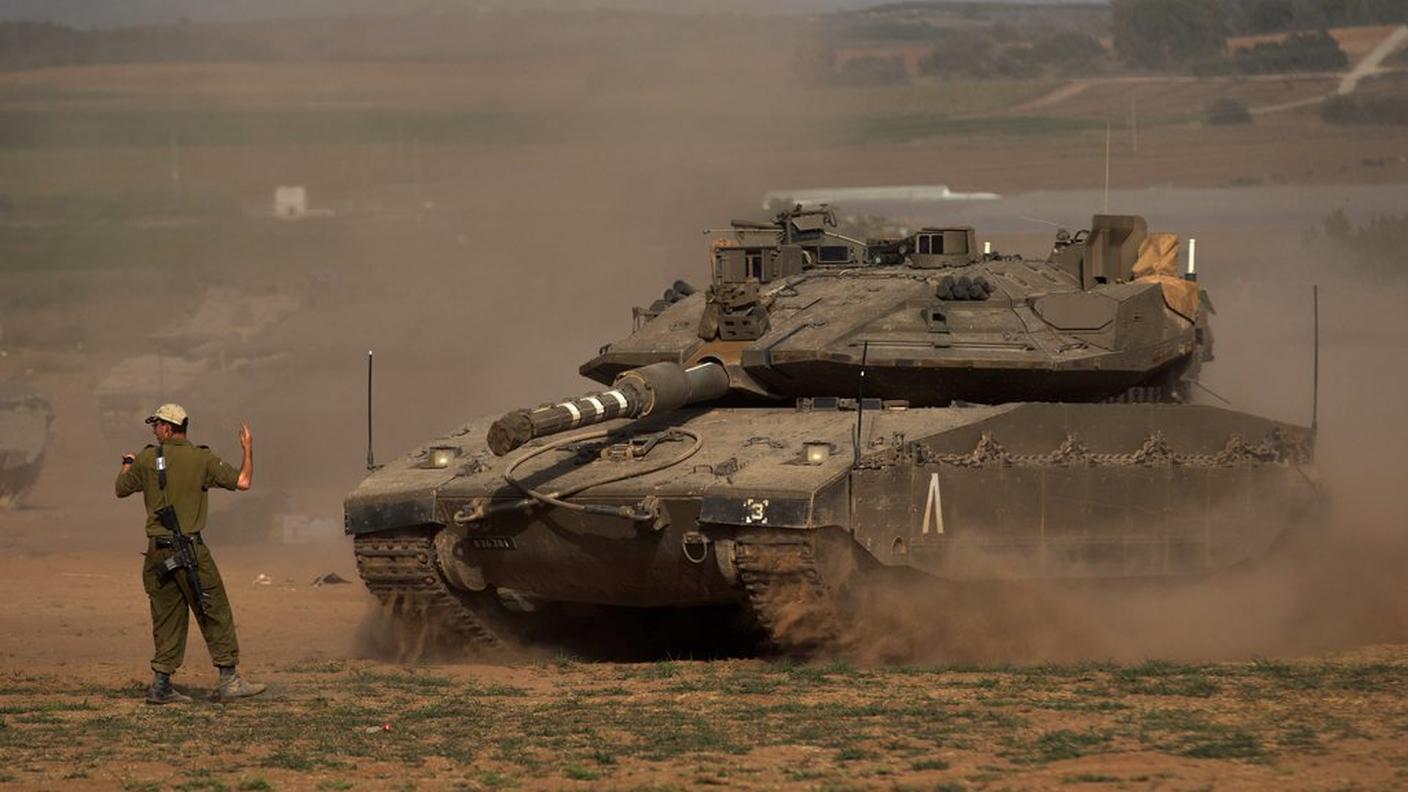 Un carro armato israeliano si posiziona presso i confini di Gaza