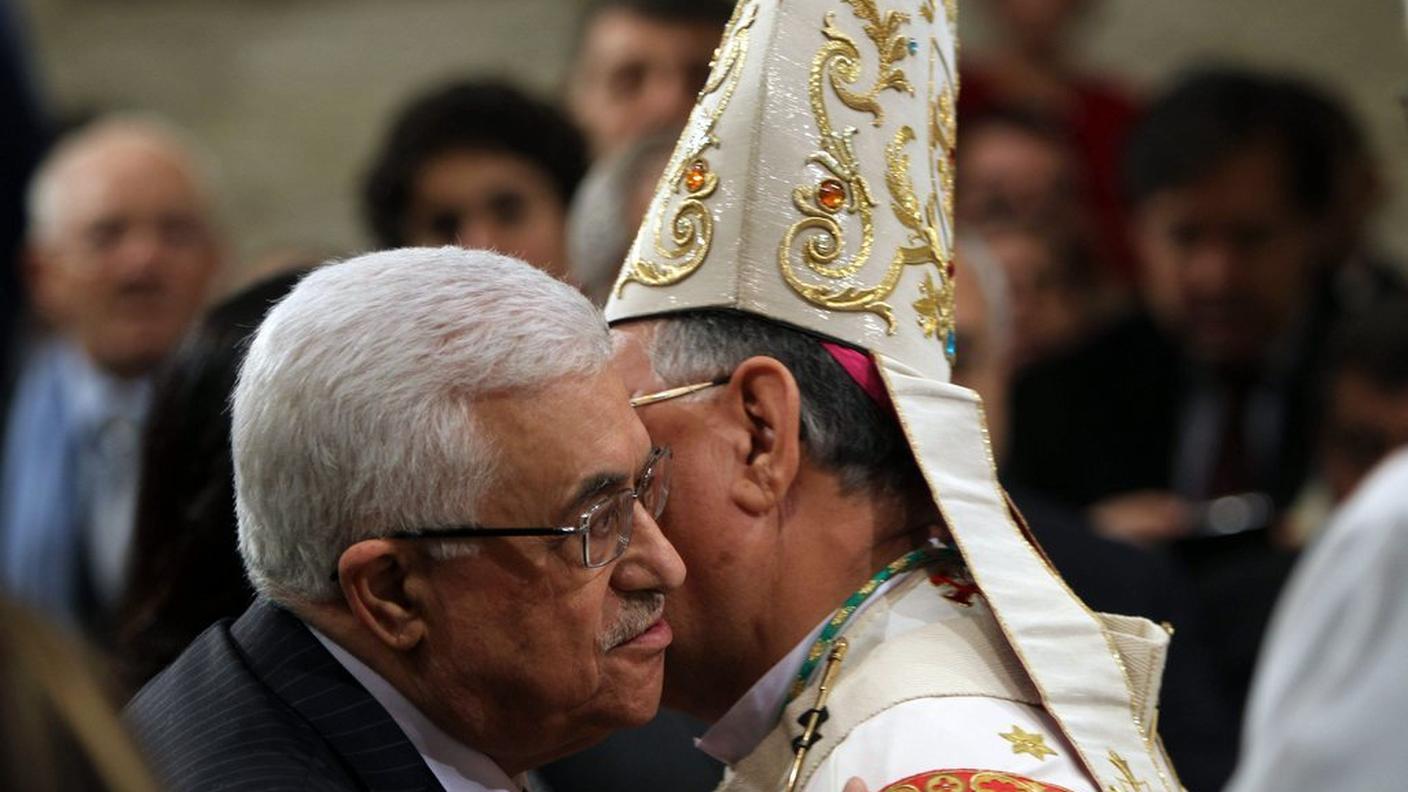 Mahmud Abbas saluta il patriarca di Gerusalemme