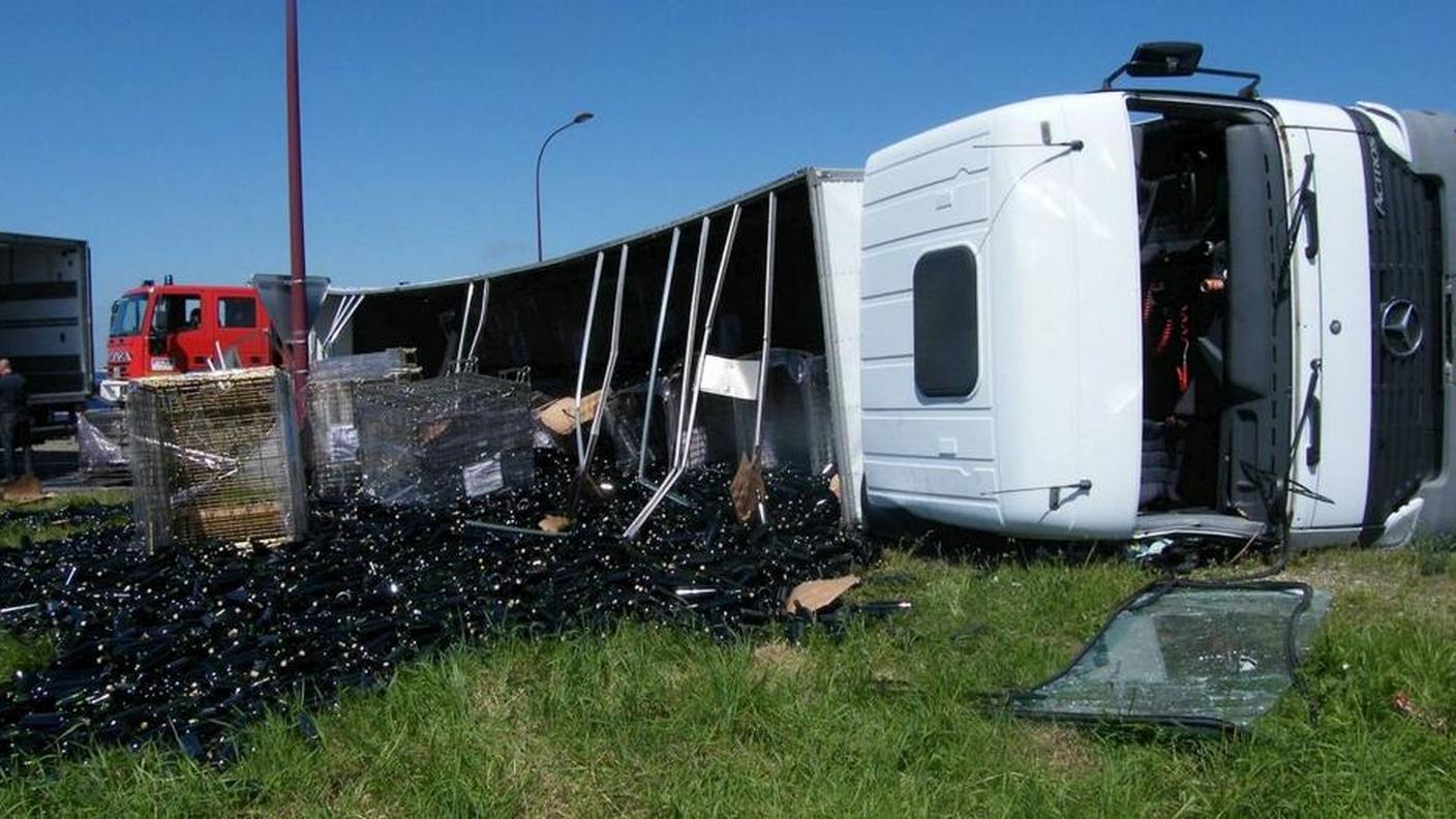 L'autoarticolato rovesciatosi nei pressi di Bordeaux 