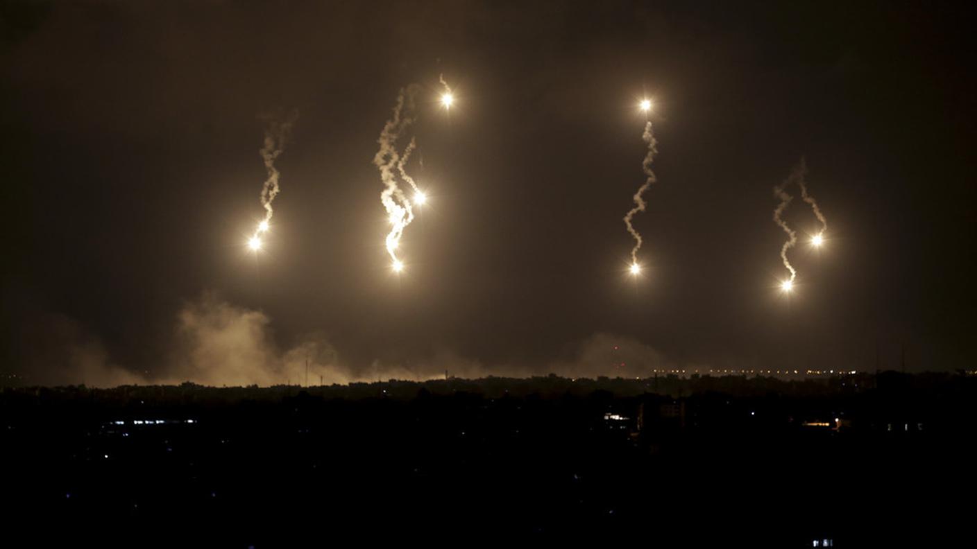 I razzi illuminano la notte di Gaza