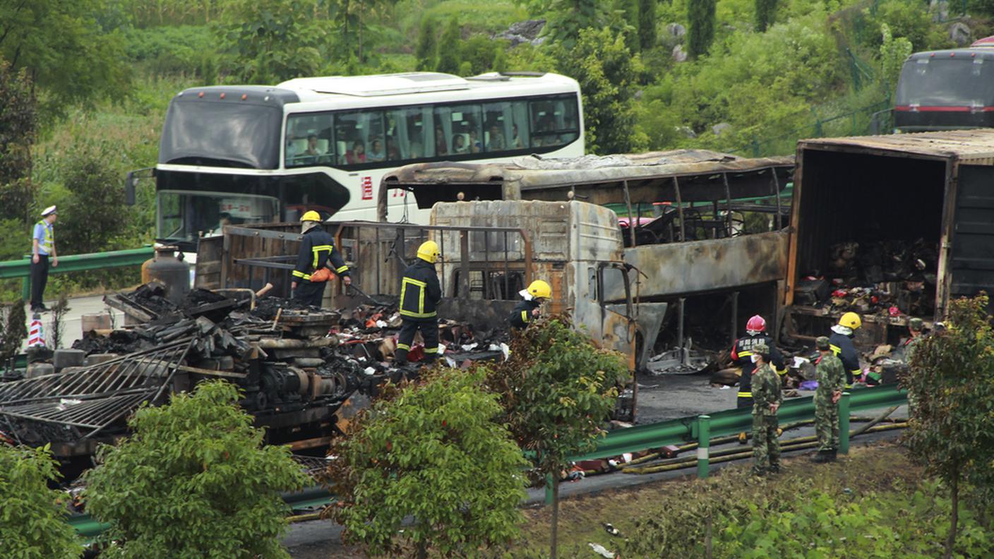 I resti carbonizzati dei vecioli coinvolti nell'incidente