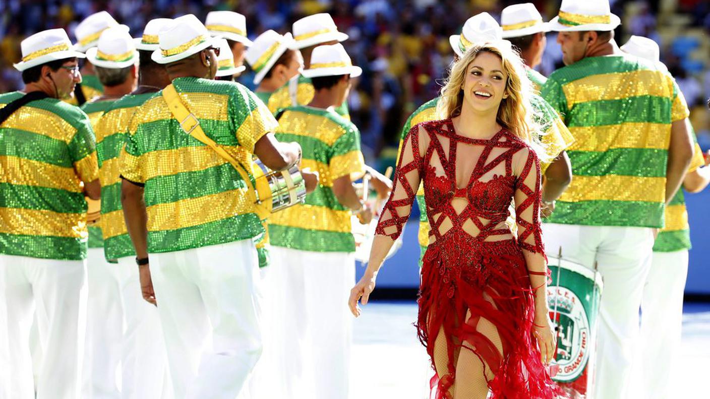 Con qualche curva in più alla cerimonia di chiusura dei Mondiali di calcio a Rio