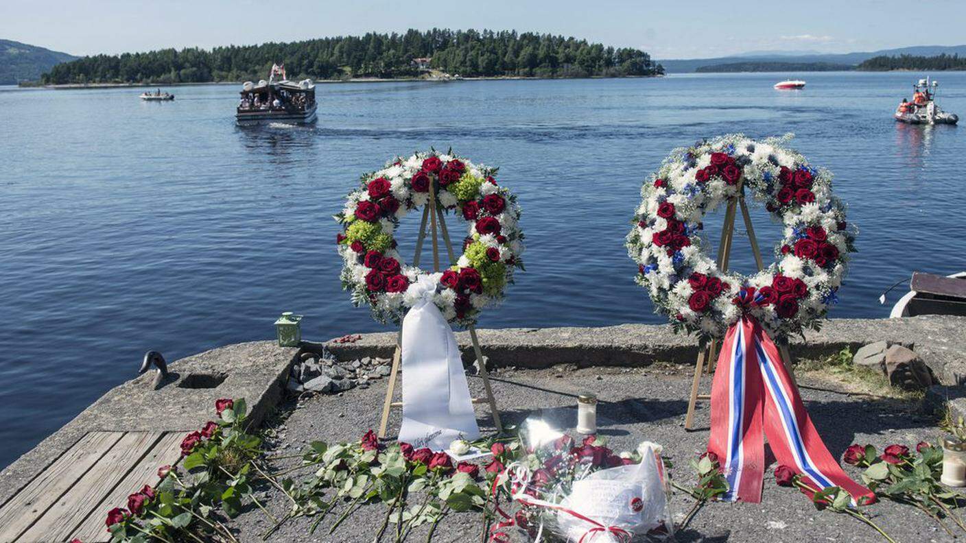 Corone e mazzi di fiori ricordano le vittime della strage di Utoya 
