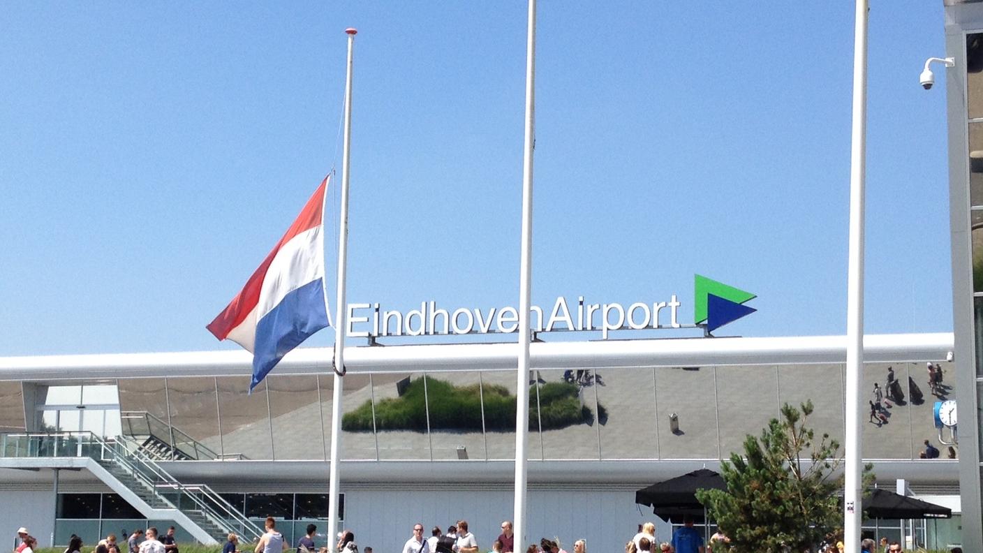 Bandiere a mezz'asta per le vittime del volo MH17