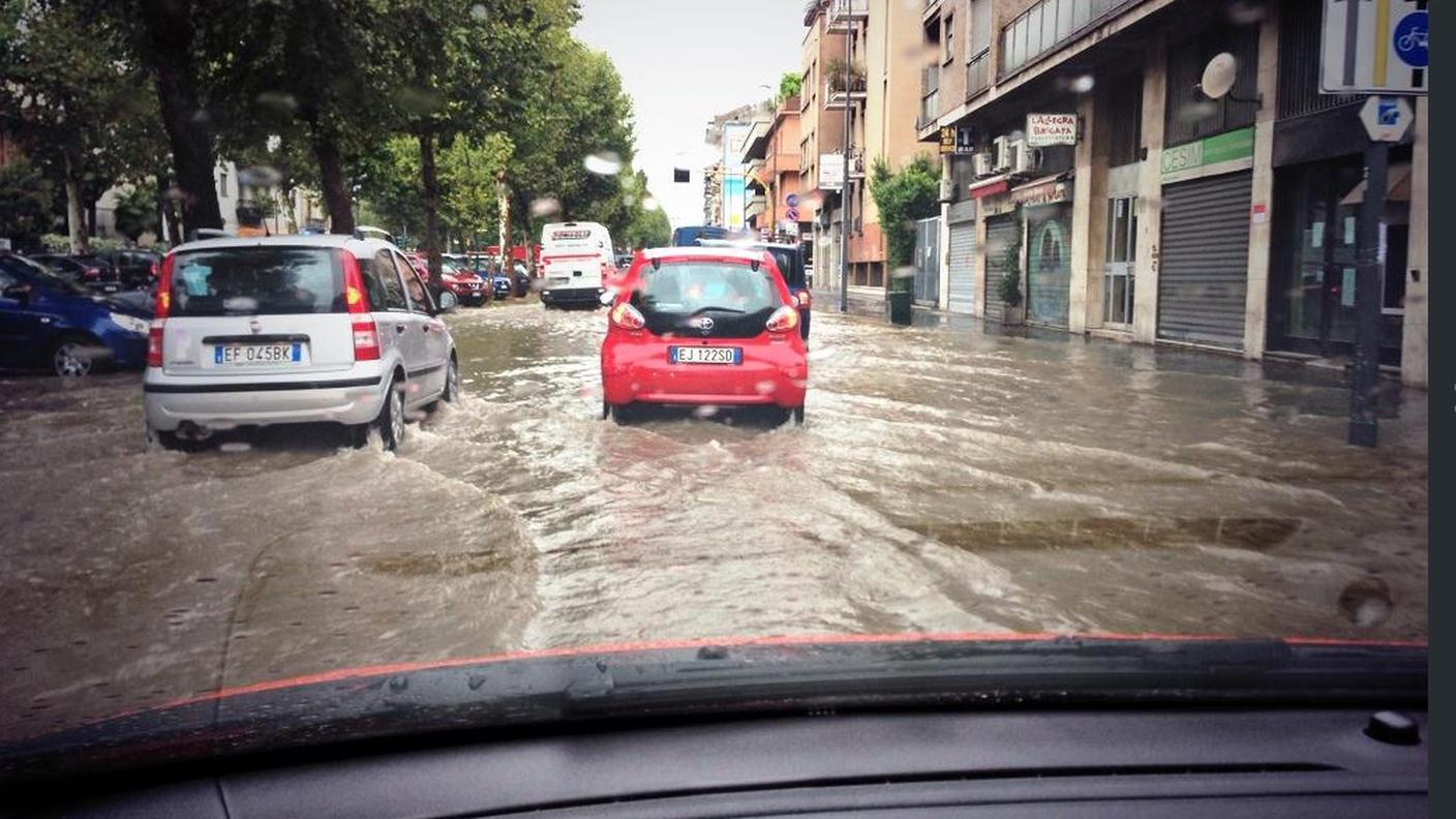 Milano, strade allagate