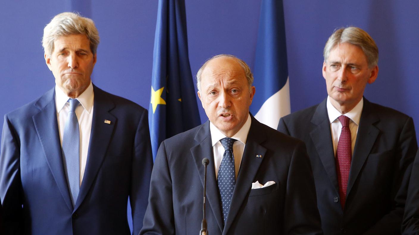 L'annuncio al termine del vertice di Parigi;  Laurent Fabius al centro, John Kerry  a sinistra, Philip Hammond a destra 