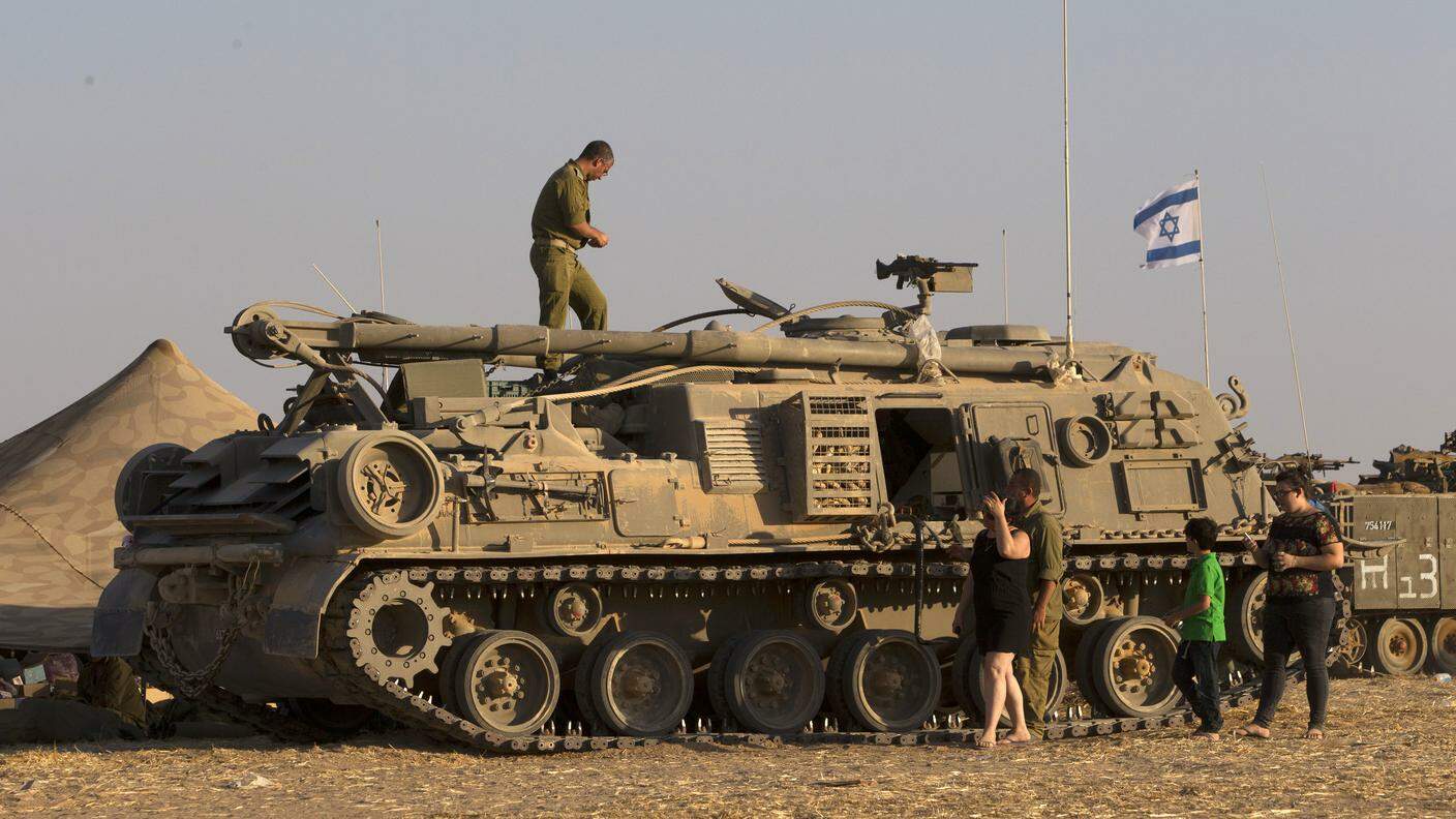 Un soldato israeliano sul suo carro in attesa di nuovi ordini da Gerusalemme