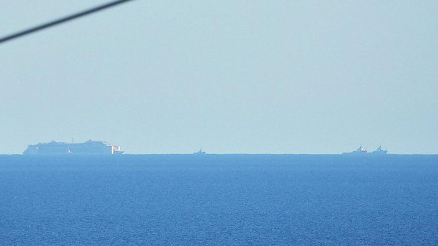 La Concordia vista dal porto