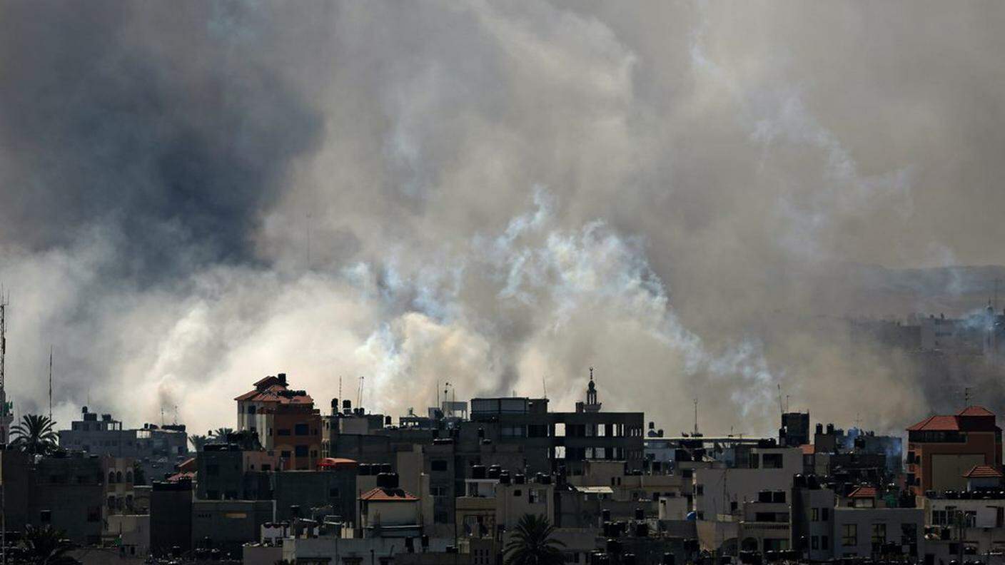 Gaza, il fumo delle distruzioni si alza dal quartiere di Al Shejaeiya  dopo la ripresa delle operazioni terresti