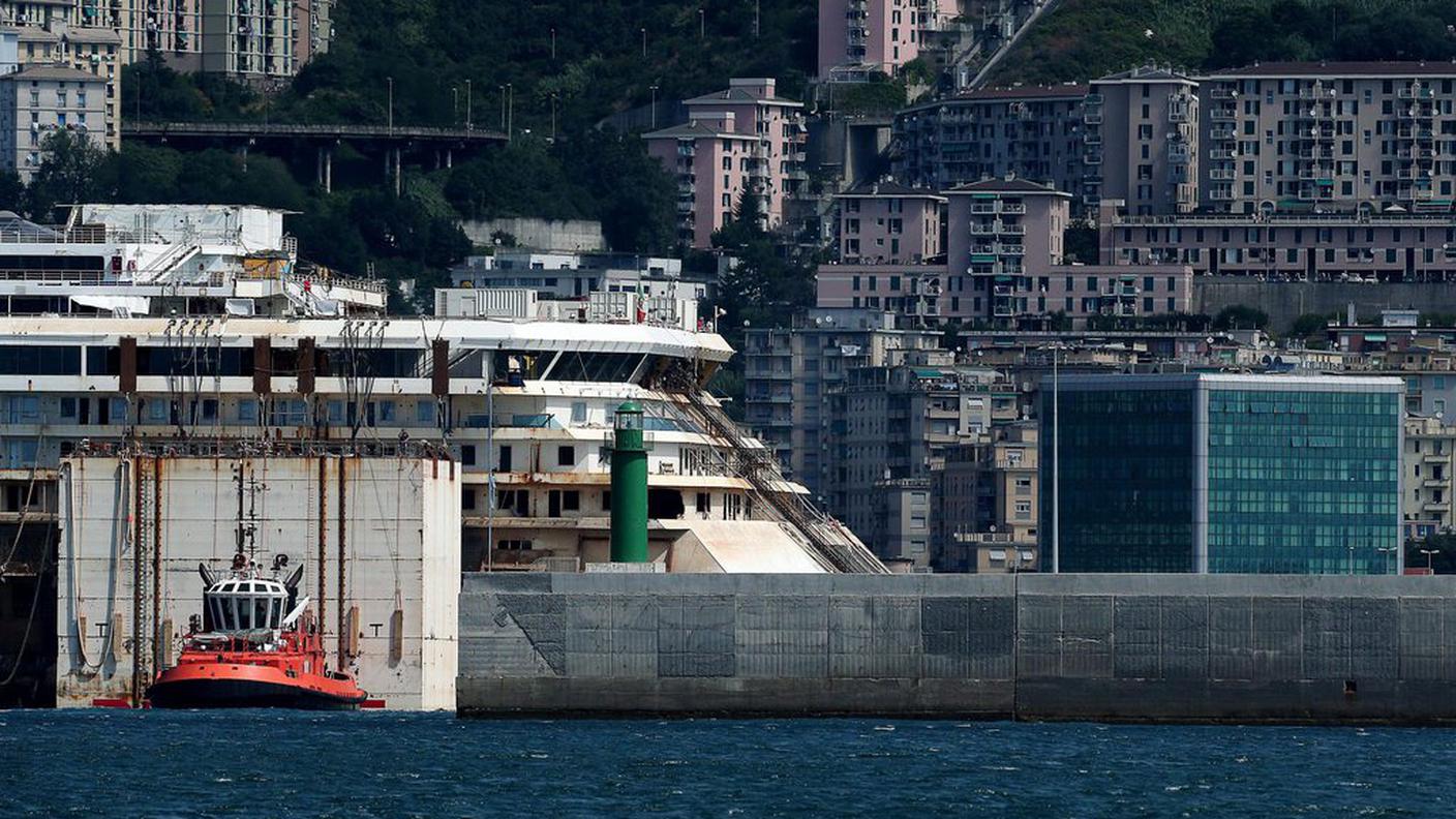 La Costa Concordia entra nel porto di Voltri