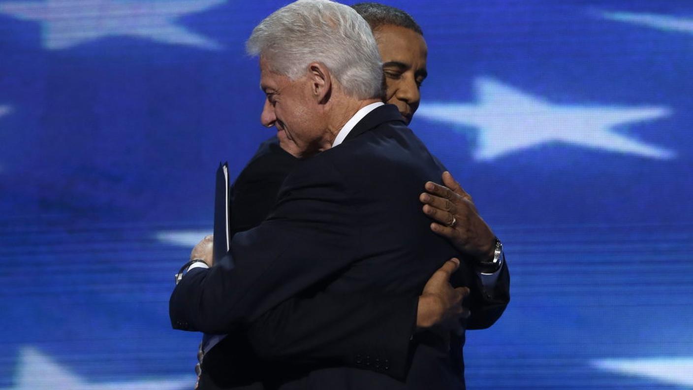 Clinton abbraccia Obama dopo il suo intervento