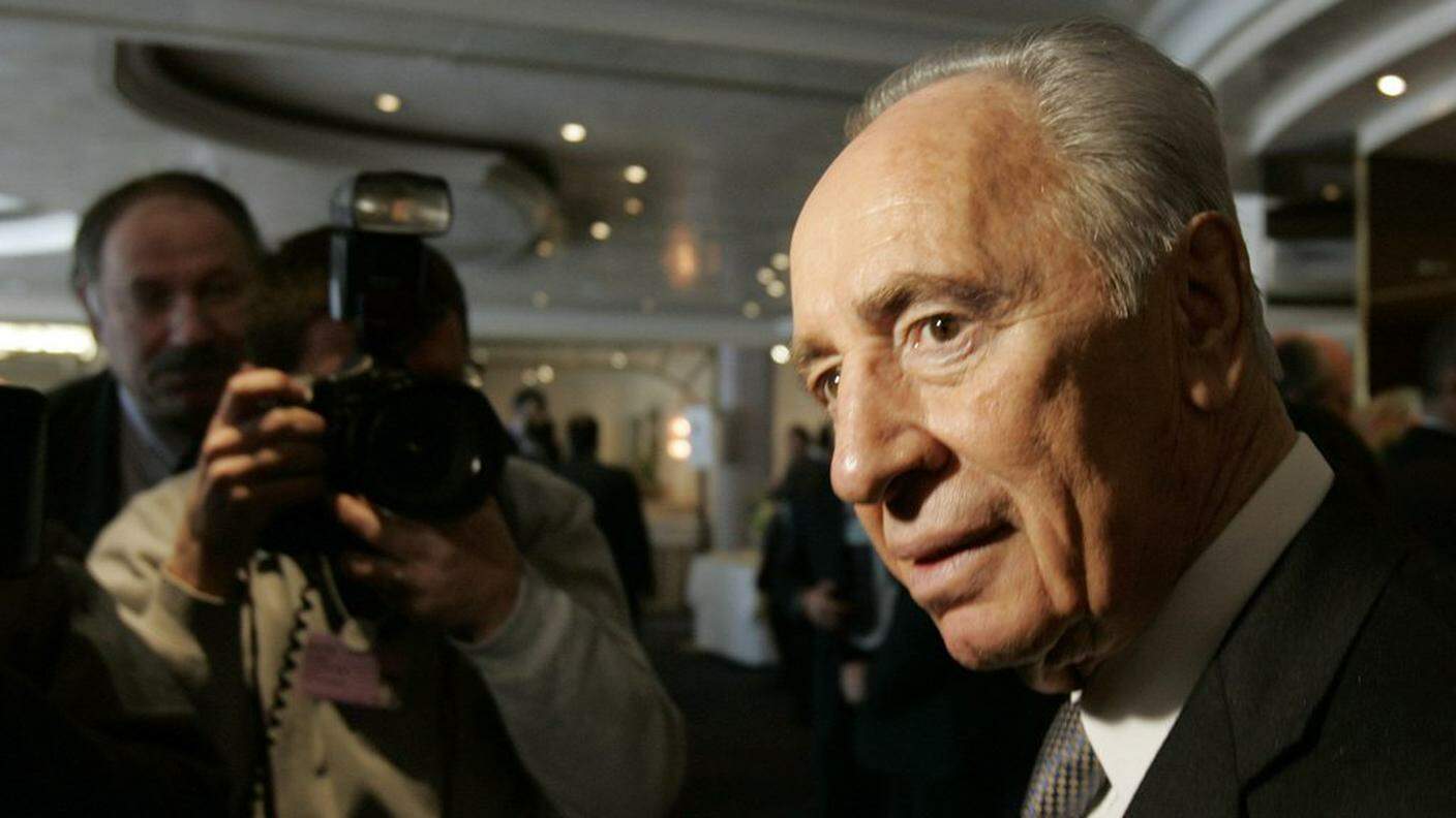 Peres ha passato le consegne di Capo di Stato a Reuven Rivlin il 24 luglio